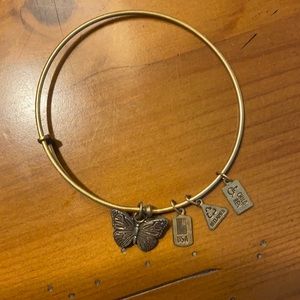 BRACELET NWOB Butterfly ~ gold tone (name brand?)